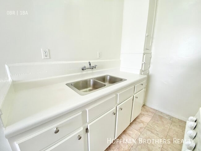 4846 Rosewood Ave, Unit 8 in Los Angeles, CA - Building Photo - Building Photo