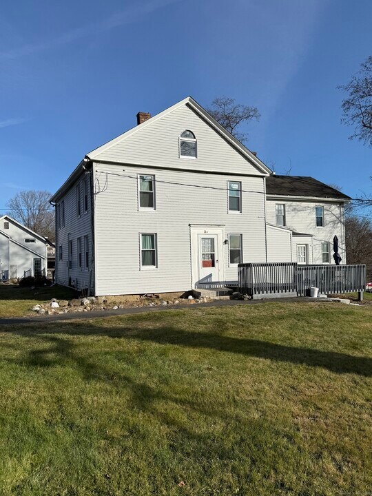 2 Straits Turnpike Ln in Morris, CT - Building Photo