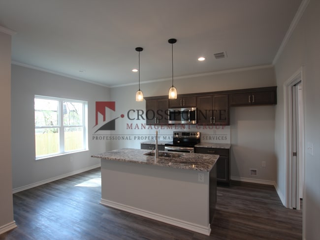 1927 Lindbergh Dr in Tyler, TX - Building Photo - Building Photo