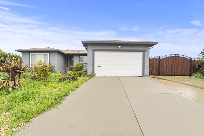 158 Covington Dr in Pittsburg, CA - Building Photo - Building Photo