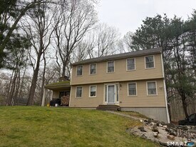 8 Brook Ln in Guilford, CT - Building Photo