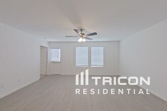 10737 Dusty Rnch Rd in Fort Worth, TX - Foto de edificio - Building Photo