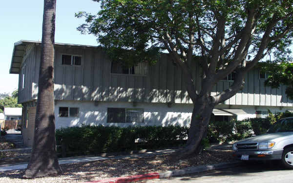 8131 Lemon Ave in La Mesa, CA - Foto de edificio - Building Photo