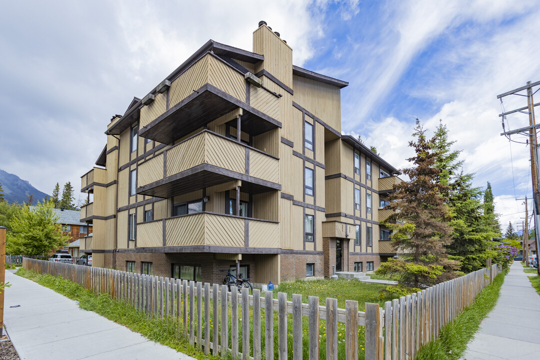 403 Marten St in Banff, AB - Building Photo