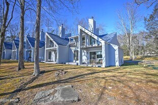 134 Laurel Hill Dr in Greentown, PA - Building Photo