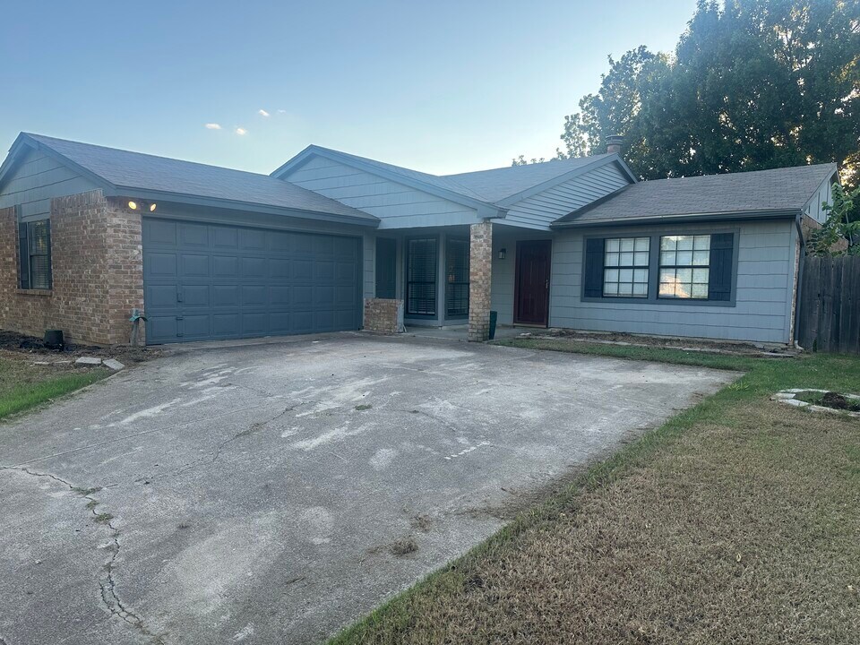 2601 Driskill Dr in Euless, TX - Building Photo