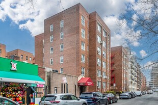 9915 66th Ave in Flushing, NY - Building Photo