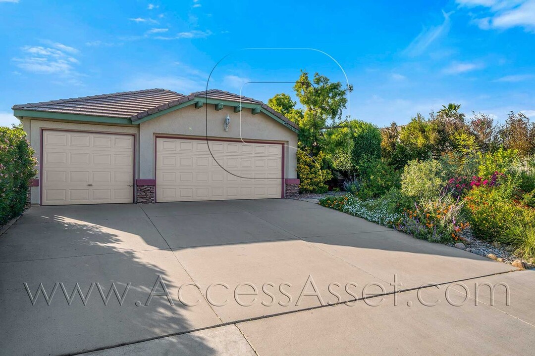 32475 Oak Knoll Ln in Lake Elsinore, CA - Building Photo