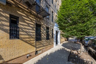 120-122 Odell Clark Pl in New York, NY - Building Photo - Building Photo