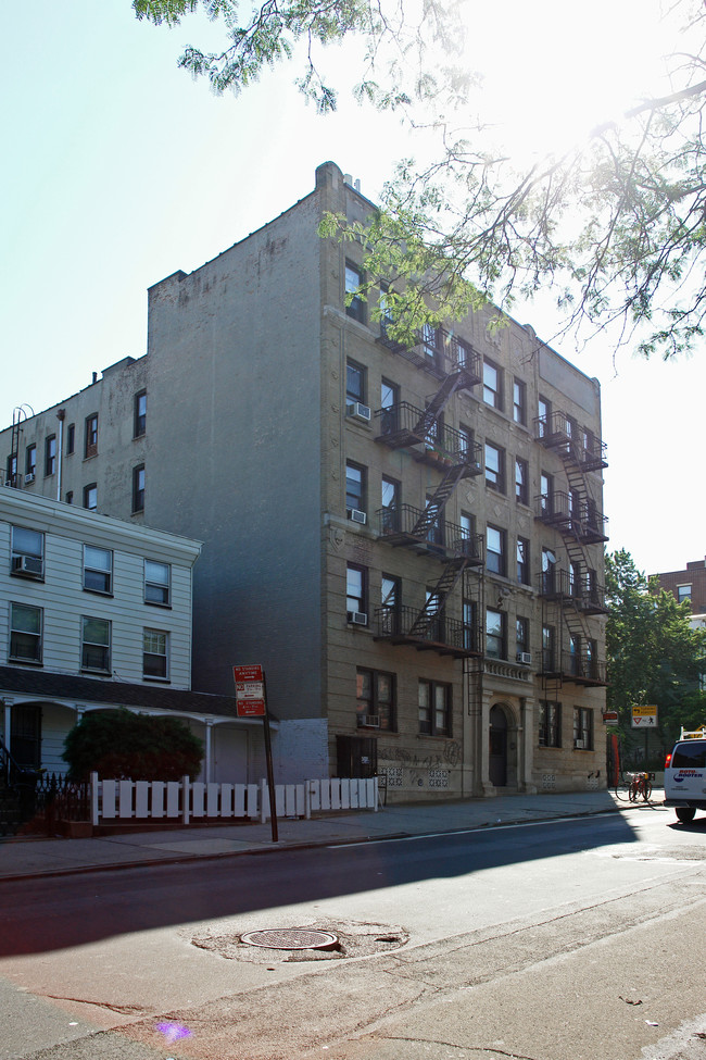 203 17th Street in Brooklyn, NY - Foto de edificio - Building Photo