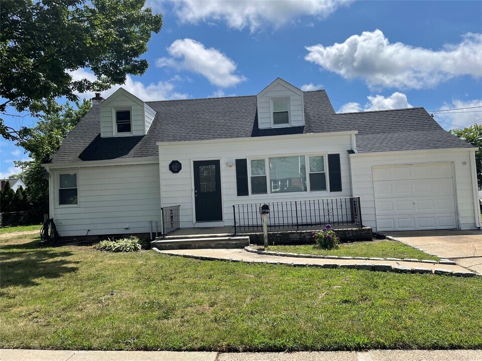 2330 Oxford St in East Meadow, NY - Building Photo