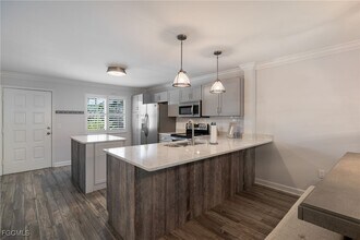 3021 Sandpiper Bay Cir in Naples, FL - Building Photo - Building Photo