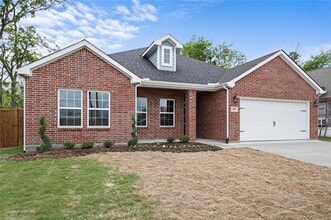 205 W 11th St in Bonham, TX - Building Photo - Building Photo