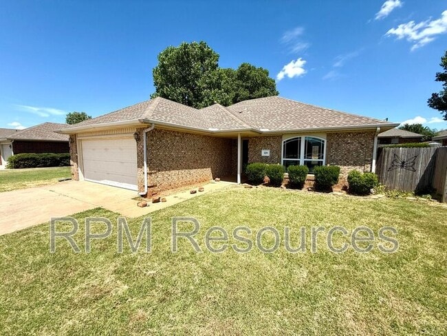 520 S Castle Ridge Ln in Mustang, OK - Building Photo - Building Photo