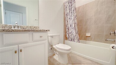 2102 Hamlin St in Naples, FL - Foto de edificio - Building Photo