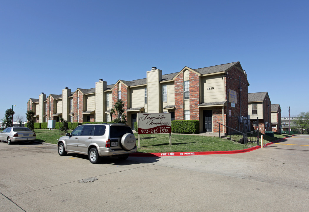 Fannidella Townhomes in Carrollton, TX - Building Photo