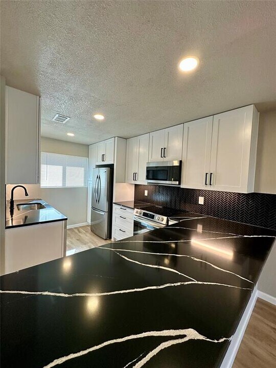 202 Dahlberg Blvd in Taylor, TX - Building Photo