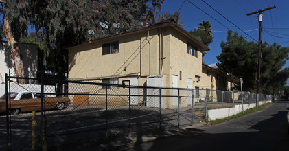 5515-5525 Media Dr in Los Angeles, CA - Foto de edificio - Building Photo