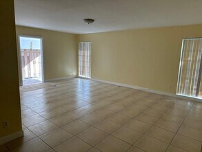 7013 NW 63rd Ct in Tamarac, FL - Foto de edificio - Building Photo