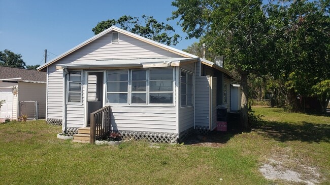 1229 11th Ave W in Palmetto, FL - Building Photo - Building Photo