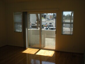 1302 Electric Ave, Unit 1306 in Los Angeles, CA - Foto de edificio - Building Photo