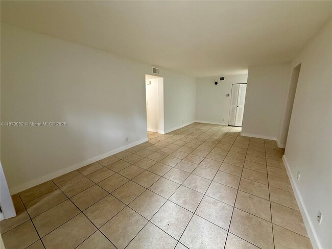 702 Gardens Dr in Pompano Beach, FL - Building Photo - Building Photo