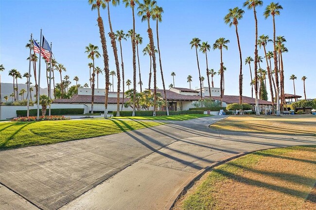 150 Avenida Las Palmas in Rancho Mirage, CA - Foto de edificio - Building Photo