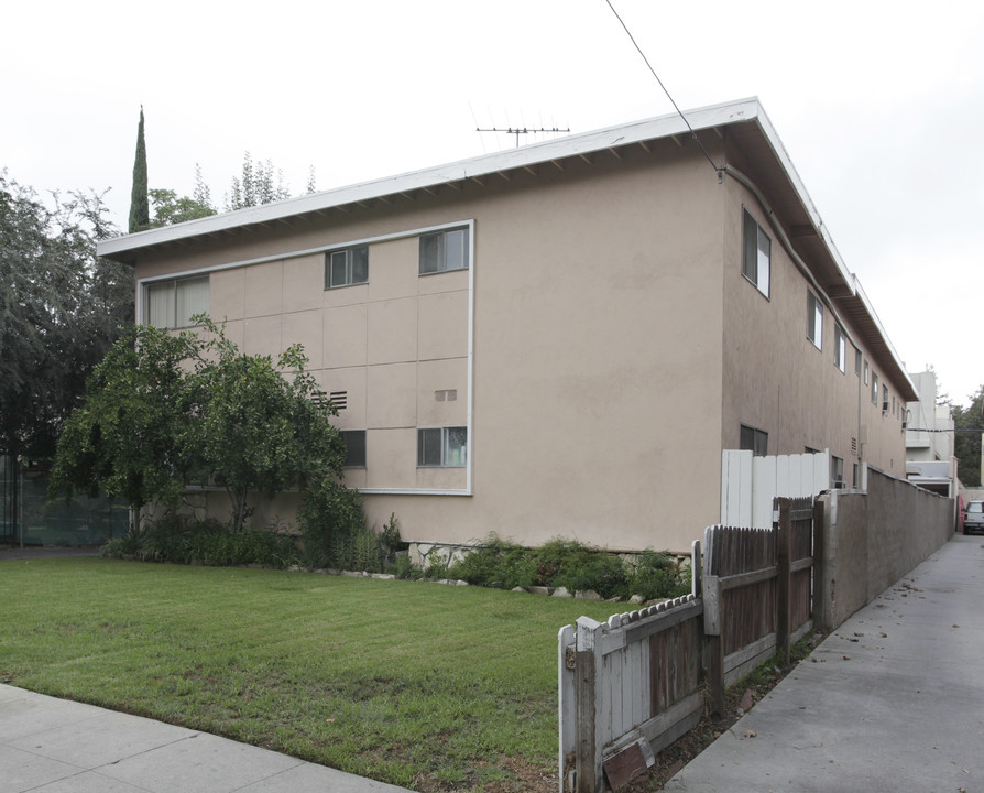 10931 Bloomfield St in North Hollywood, CA - Foto de edificio