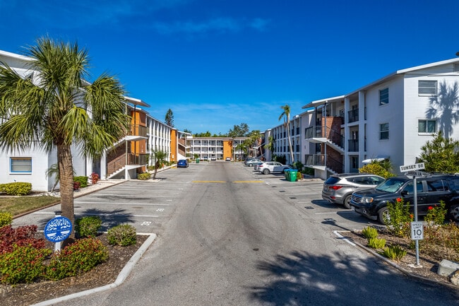 Fourth Bayshore Condominium in Bradenton, FL - Building Photo - Building Photo