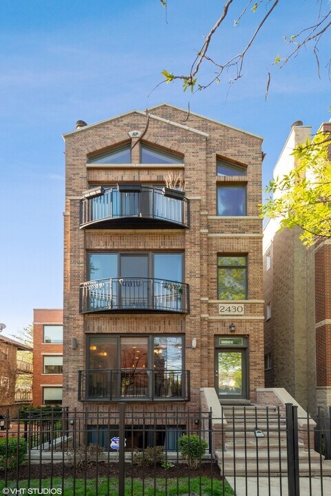 2430 W Iowa St in Chicago, IL - Building Photo
