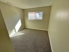 655 Alpine Ave in Manteca, CA - Foto de edificio - Building Photo