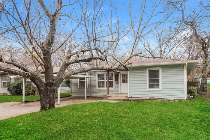 2216 Denison St in Denton, TX - Building Photo