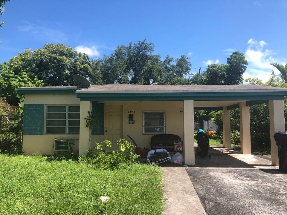 2148 NE 168th St in North Miami Beach, FL - Foto de edificio
