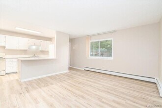 1662 Parkwood Ave in Ypsilanti, MI - Building Photo - Building Photo