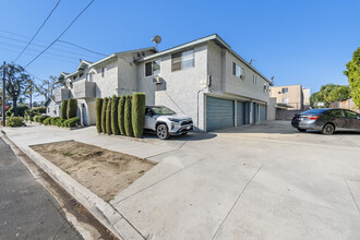 13901 Burbank Blvd in Van Nuys, CA - Building Photo - Building Photo