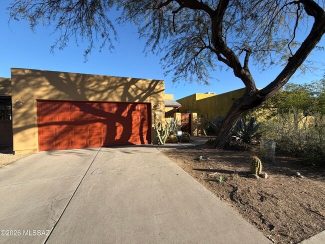 property at 1401 E English Ivy Ct