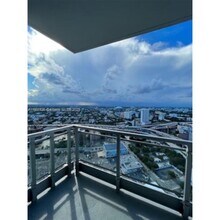 90 SW 3rd St in Miami, FL - Building Photo - Building Photo