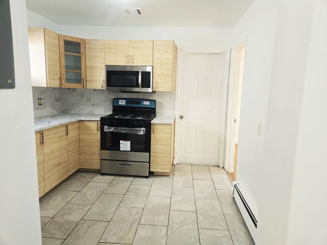 163 Court St, Unit 2nd Floor Center Unit in Elizabeth, NJ - Foto de edificio - Building Photo
