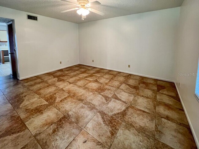 5601 Ave H in McIntosh, FL - Foto de edificio - Building Photo