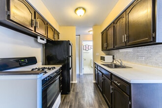 1475 Rebecca Dr in Hoffman Estates, IL - Building Photo - Building Photo