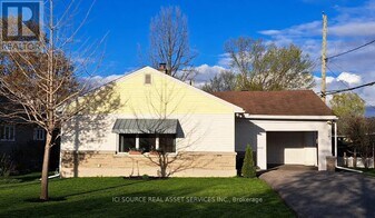 2243 Hillary Ave in Ottawa, ON - Building Photo
