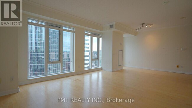 210-3210 Victoria St in Toronto, ON - Building Photo - Building Photo