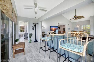 613 Windsor Sq in Naples, FL - Building Photo