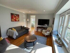 8 Arapahoe Rd in Newton, MA - Building Photo - Building Photo