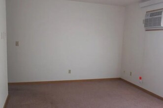 303 Parker Dr in Box Elder, SD - Foto de edificio - Building Photo