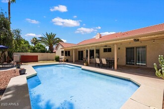 9081 E Sahuaro Dr in Scottsdale, AZ - Foto de edificio - Building Photo