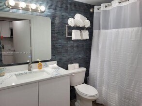 2889 McFarlane Rd, Unit 1016 in Miami, FL - Building Photo - Building Photo