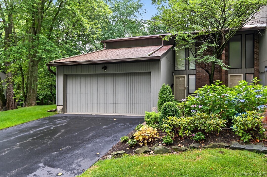 7 Meadowood Dr in Jericho, NY - Building Photo