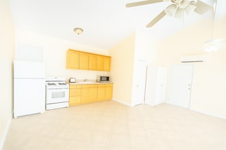 21024 Hemmingway St, Unit Guest House in Canoga Park, CA - Building Photo - Building Photo