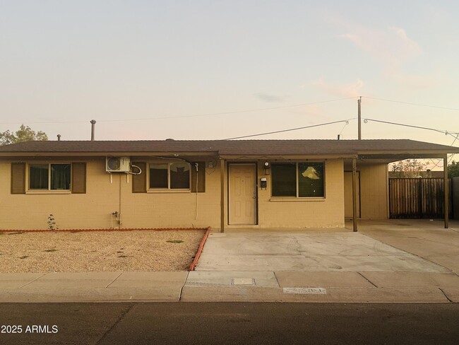 161 W Holly Ln